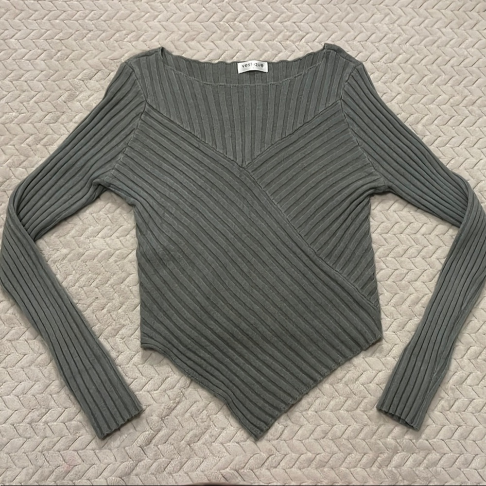 Vestique Ribbed Long Sleeve Top in Gray Green